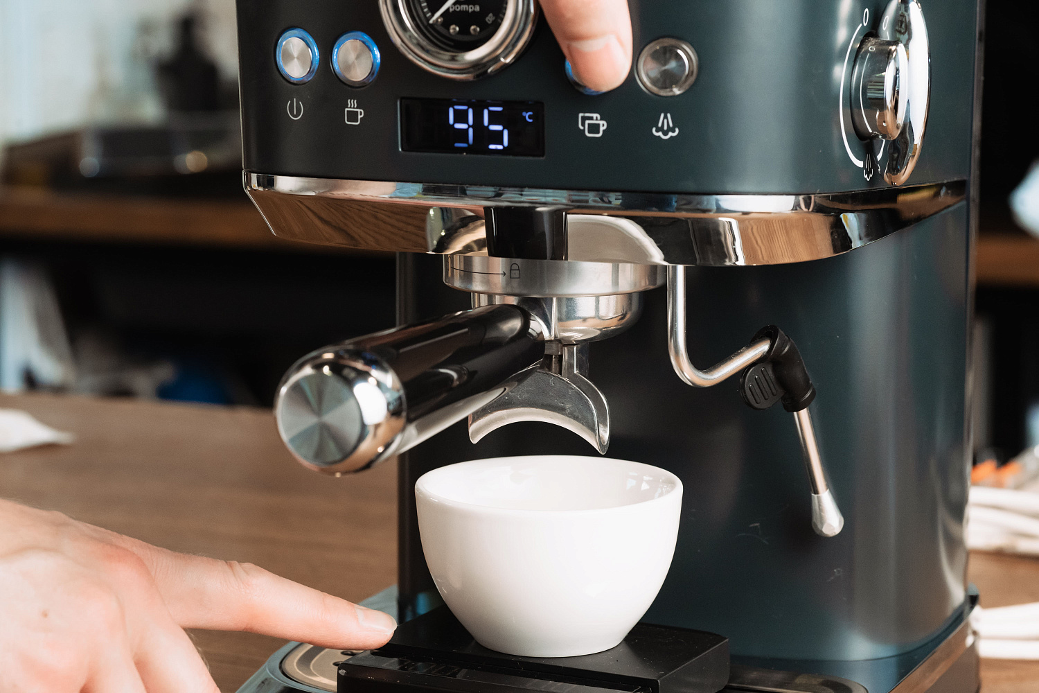 Как приготовить кофе в рожковой кофемашине?