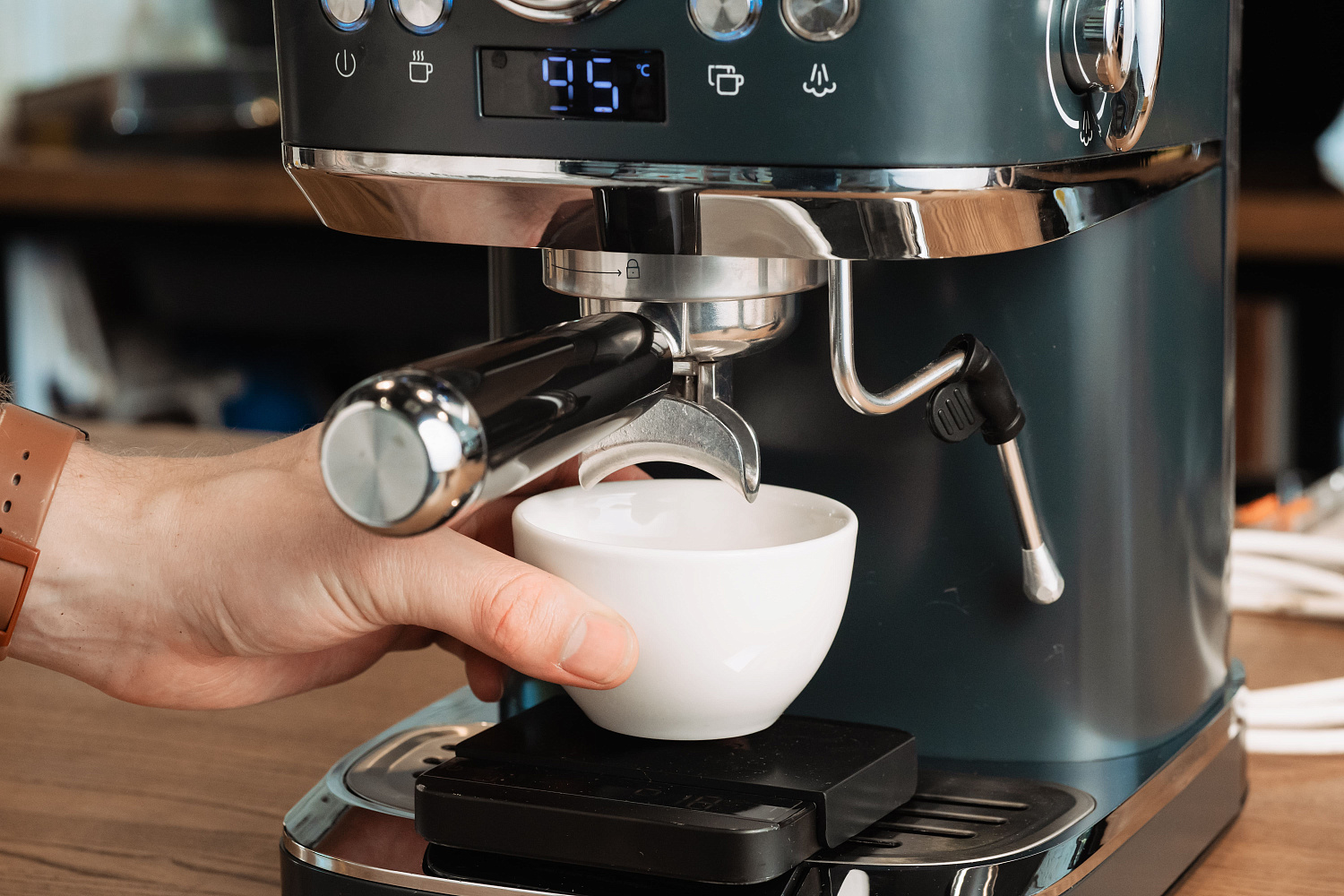 Как приготовить кофе в рожковой кофемашине?