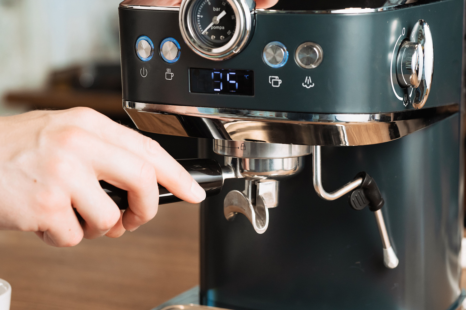 Как приготовить кофе в рожковой кофемашине?